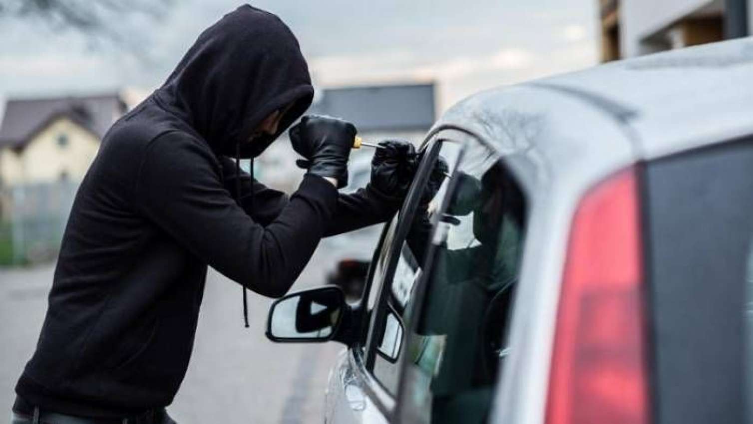 Azərbaycanlının başına gələn kuryoz olay: 2 dəqiqədə maşınını oğurladılar 