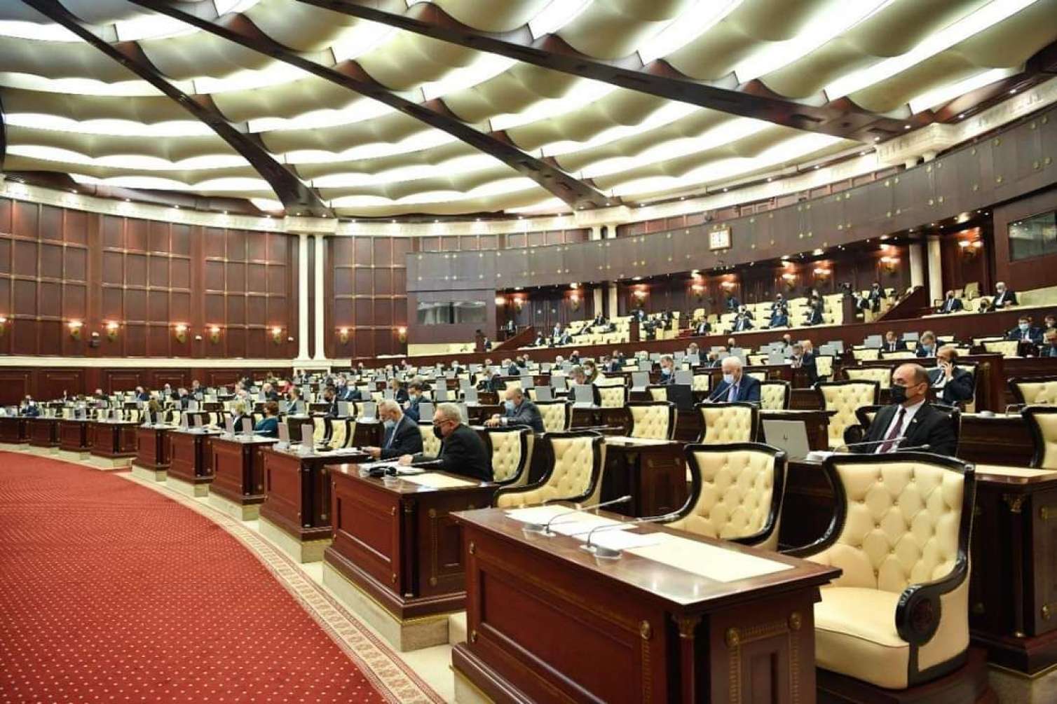Deputatlar 11 məsələ üçün toplaşdı  