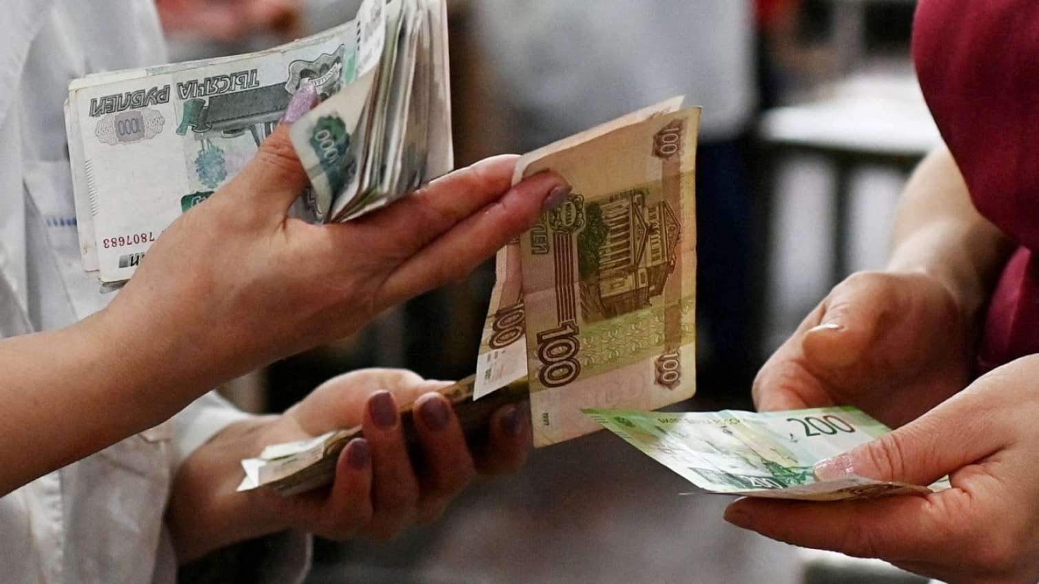 В России курс доллара за неделю вырос на 22 рубля 