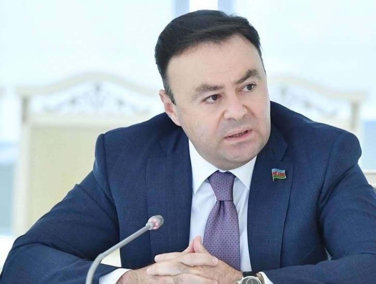 Daha bir deputat Erkin Qədirliyə od püskürdü: bəyənmirsə… 