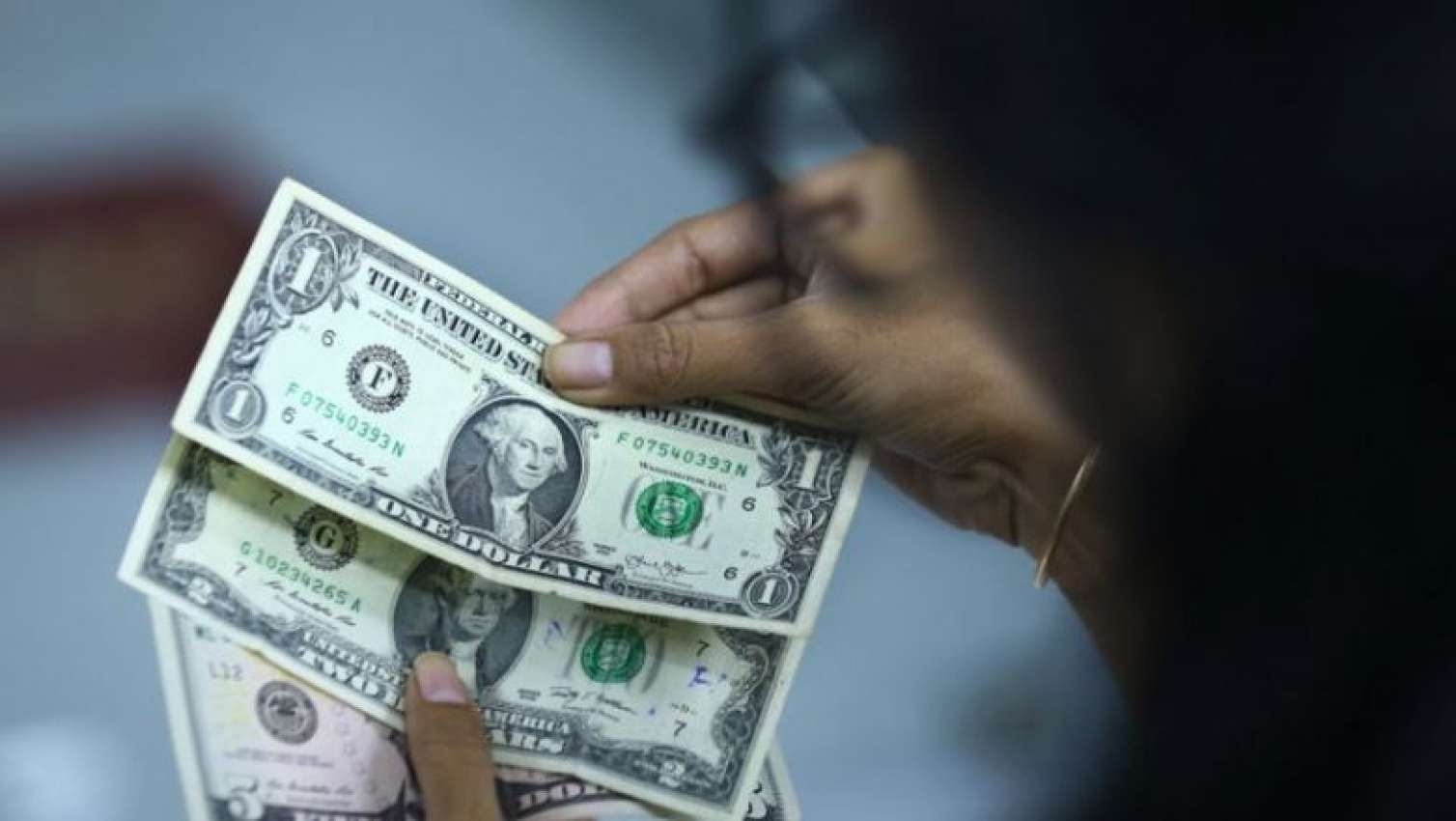 Azərbaycanda  1 dollar 20 min manata satılır - Açıqlama - VİDEO 