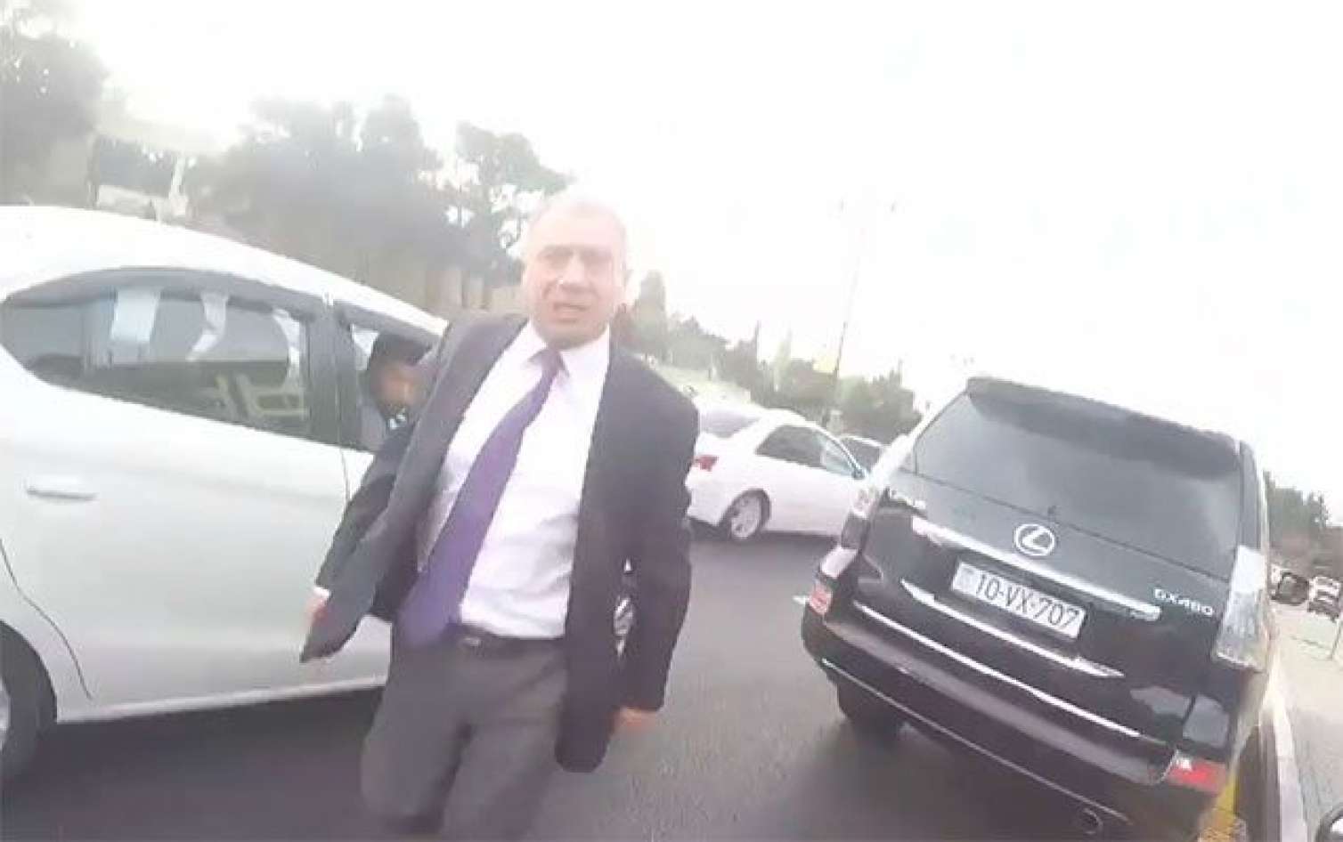 Bakıda zəngin adamın qudurğanlığı: motosiklet sürücüsünü döydü - VİDEO 