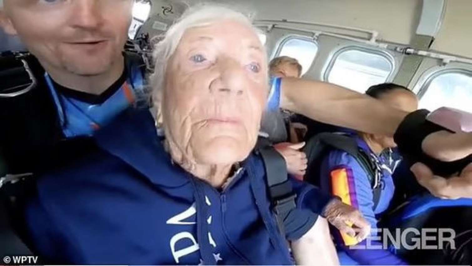 100 yaşını ilk dəfə paraşütlə tullanmaqla qeyd etdi - FOTO 