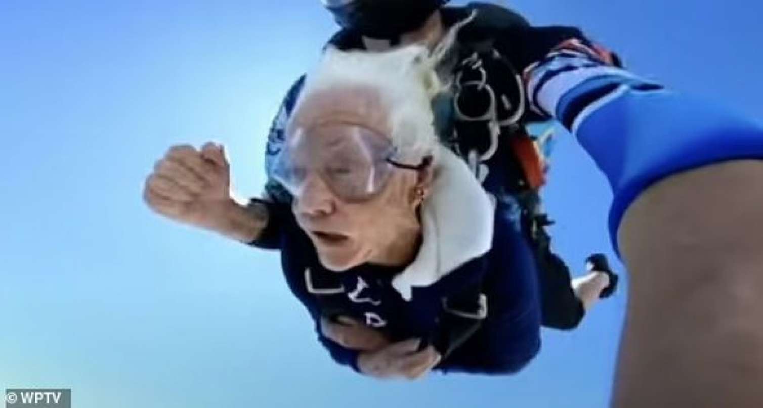100 yaşını ilk dəfə paraşütlə tullanmaqla qeyd etdi - FOTO 