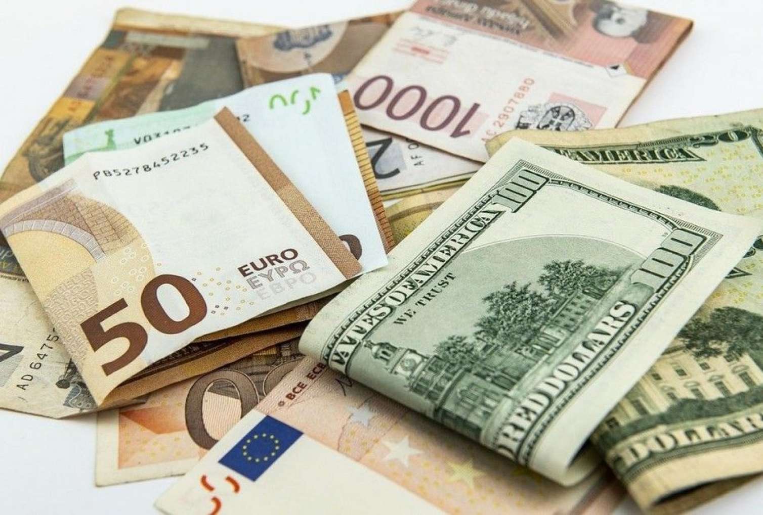 "Bloomberg" 2022-nin lider valyutasını elan etdi - Dollar deyil 