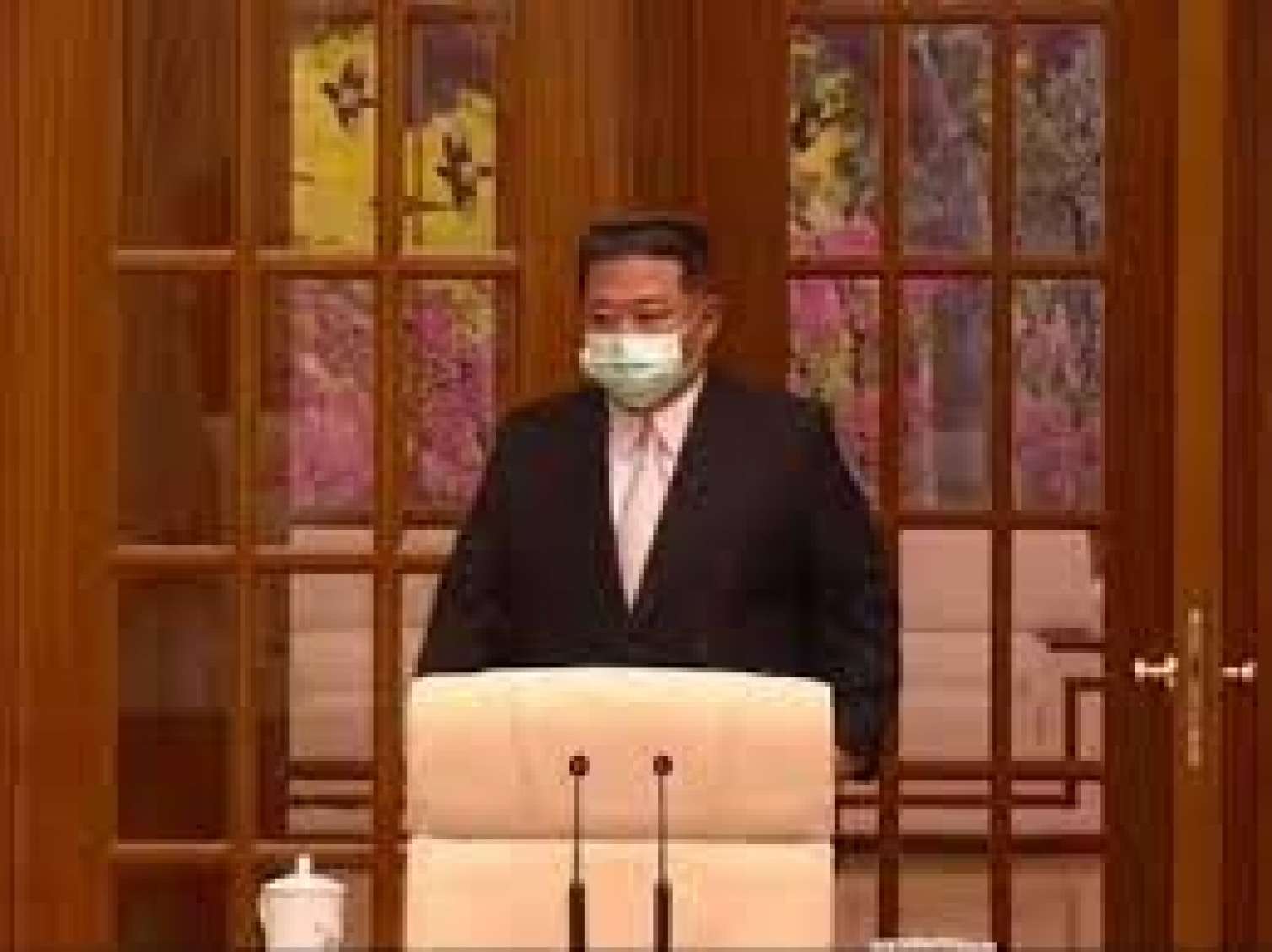 Kim Çen In ilk dəfə tibbi maskada - FOTO 