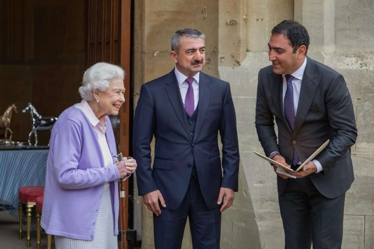 İlham Əliyev Kraliçaya at hədiyyə göndərdi -  FOTO