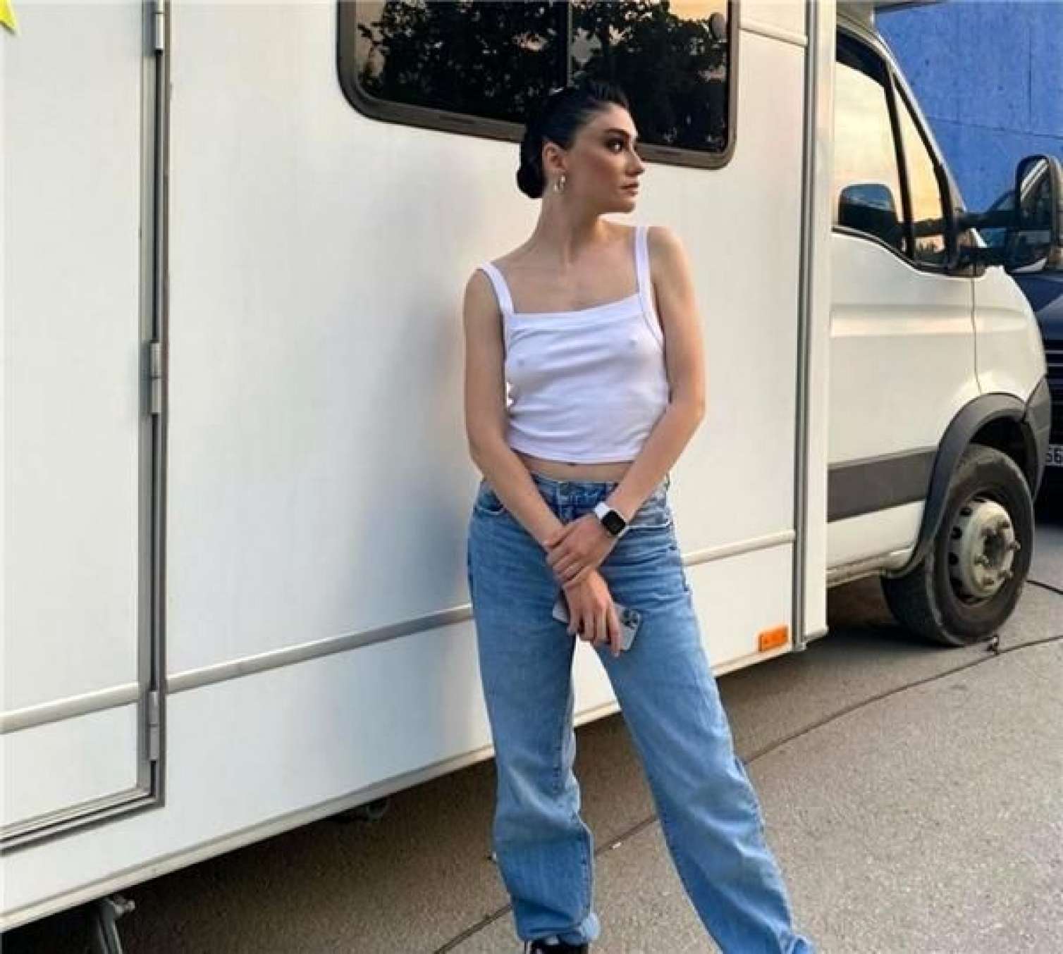 Büstqaltersiz fotoları tənqid olundu -  FOTO