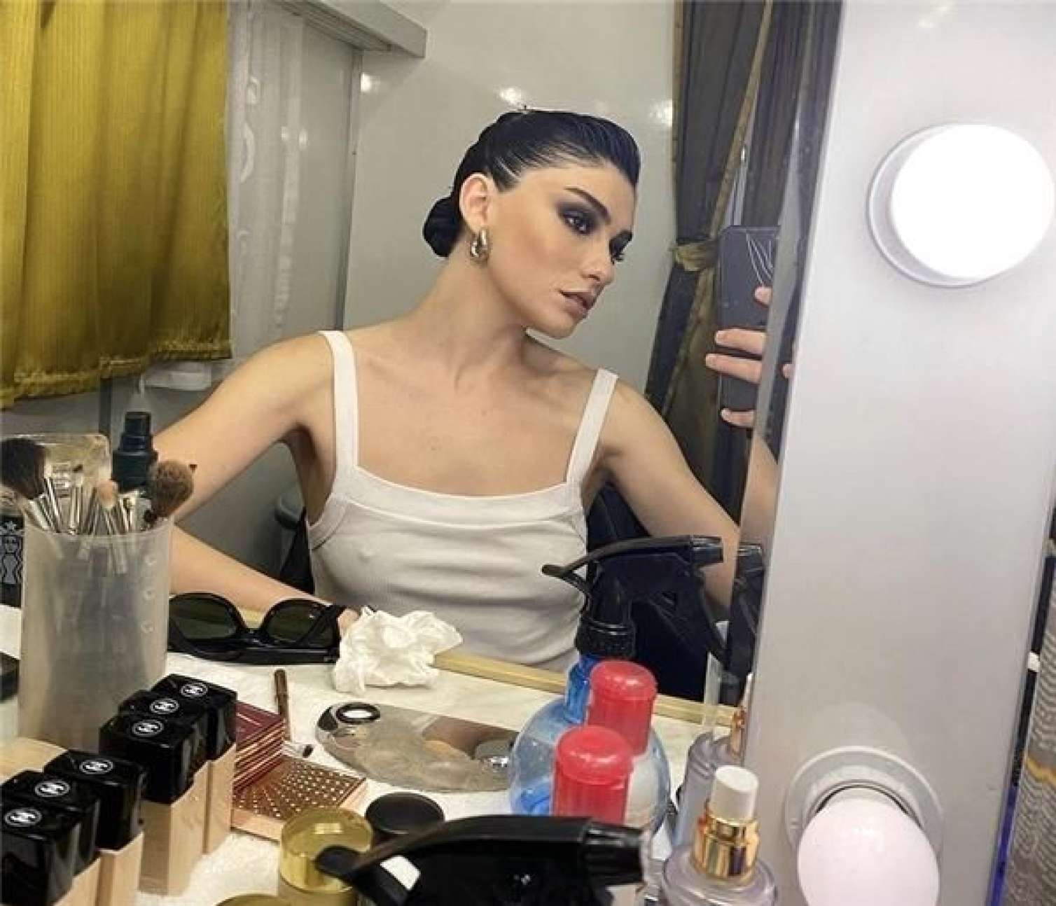Büstqaltersiz fotoları tənqid olundu -  FOTO