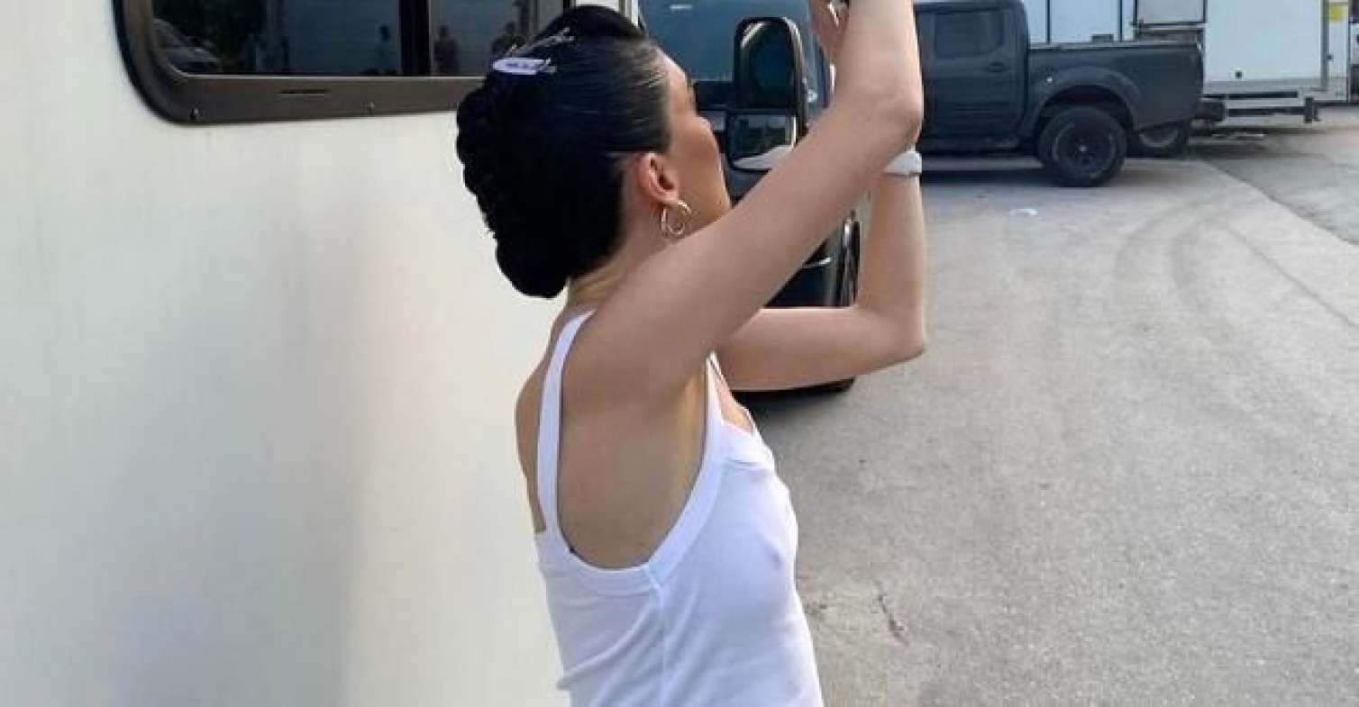 Büstqaltersiz fotoları tənqid olundu -  FOTO