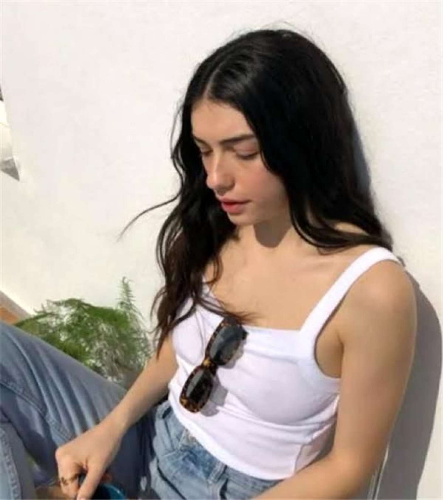 Büstqaltersiz fotoları tənqid olundu -  FOTO