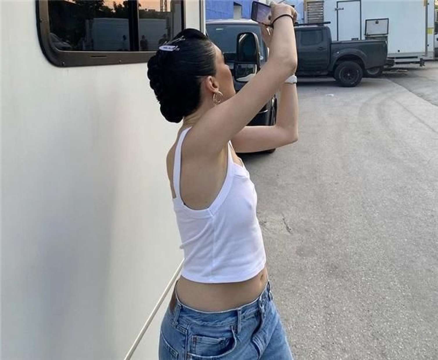 Büstqaltersiz fotoları tənqid olundu -  FOTO