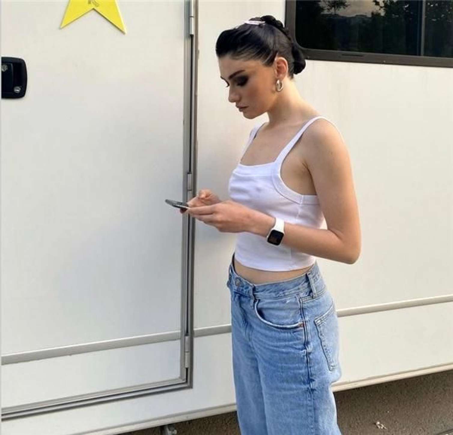 Büstqaltersiz fotoları tənqid olundu -  FOTO