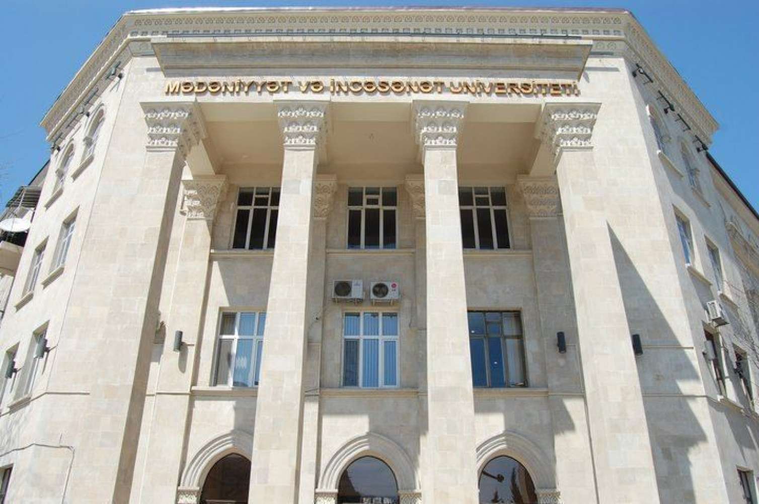 Daha bir universitetdən tələbələrə qəribə qadağa -  FOTO
