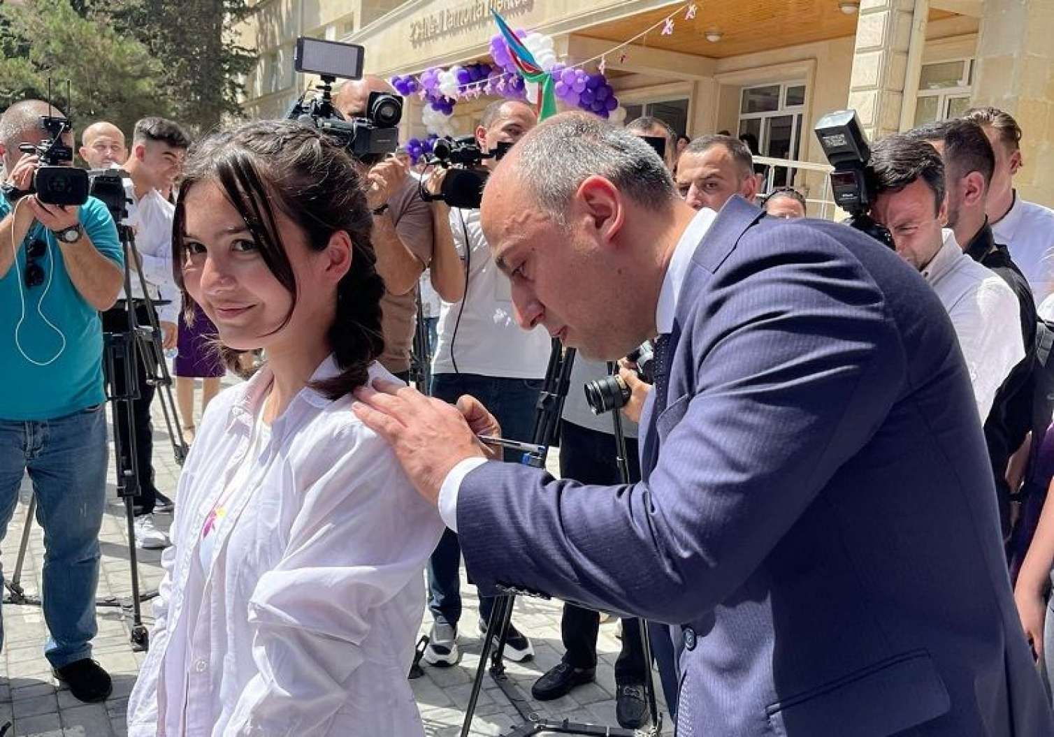 Nazir məzun köynəyinə ürək sözlərini yazdı - FOTO 