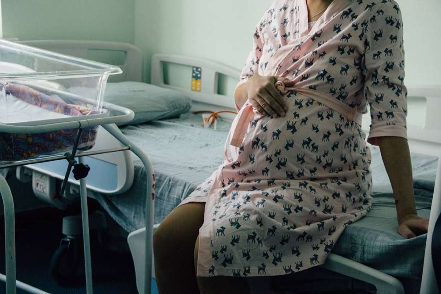 40 yaşlı qadın 15 yaşlı oğlanı zorladı, hamilə qaldı 