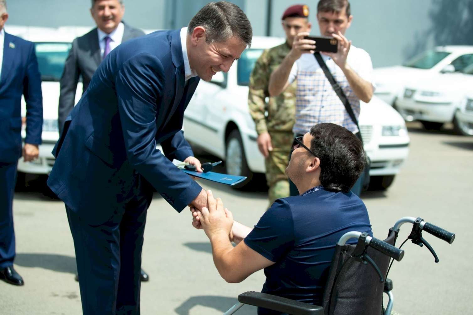 Vətən müharibəsi əlillərinə avtomobil hədiyyə edildi -  FOTO