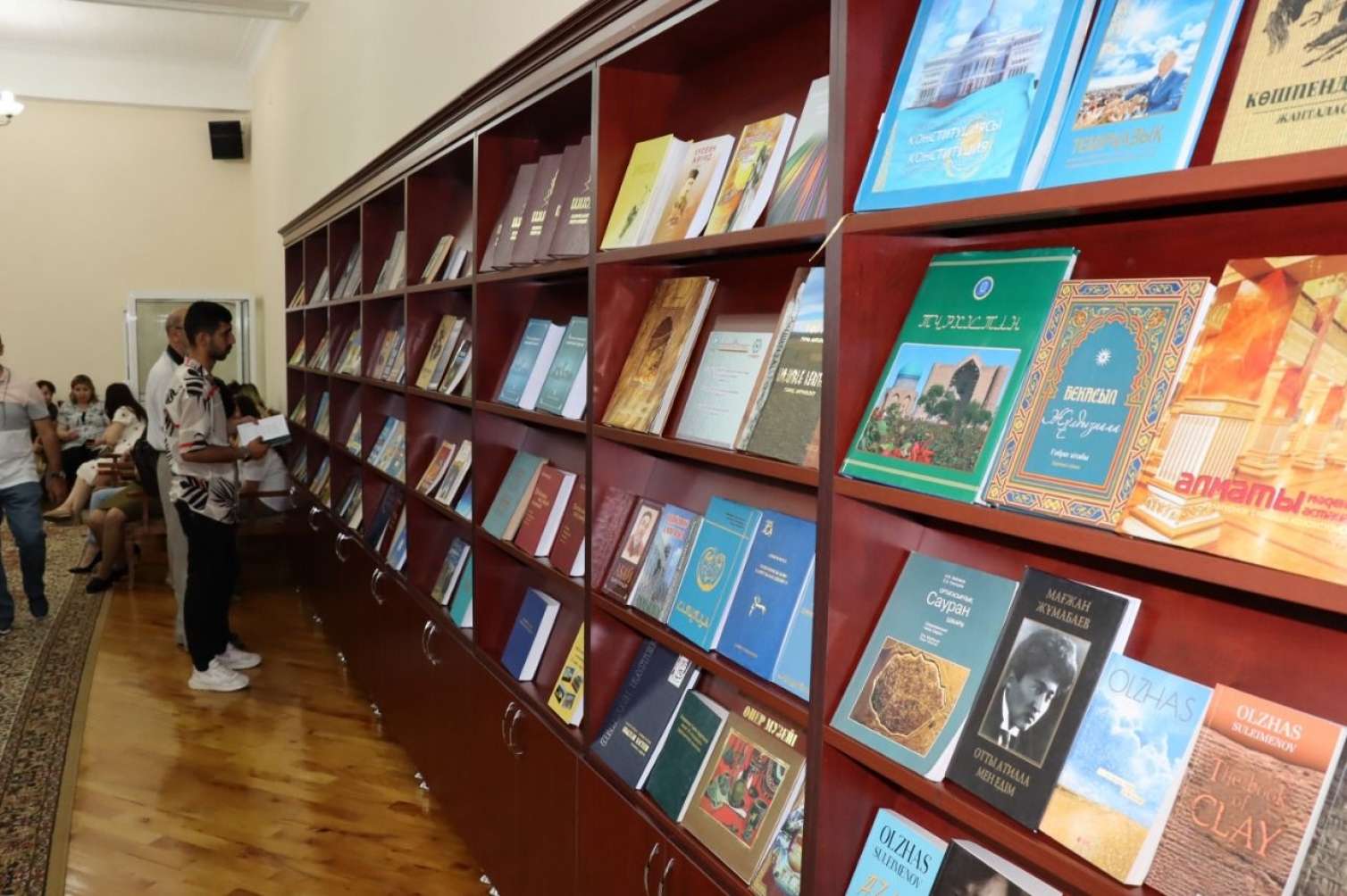 Azərbaycanda və Qazaxıstanda nəşr olunan kitabların sərgisi keçirildi -  FOTO