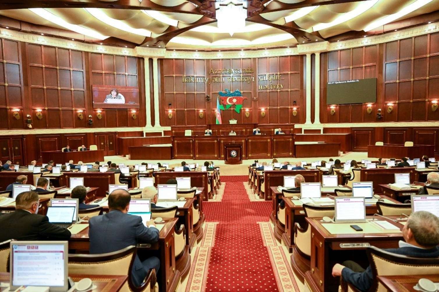 Deputatların vəsiqələri verildi  