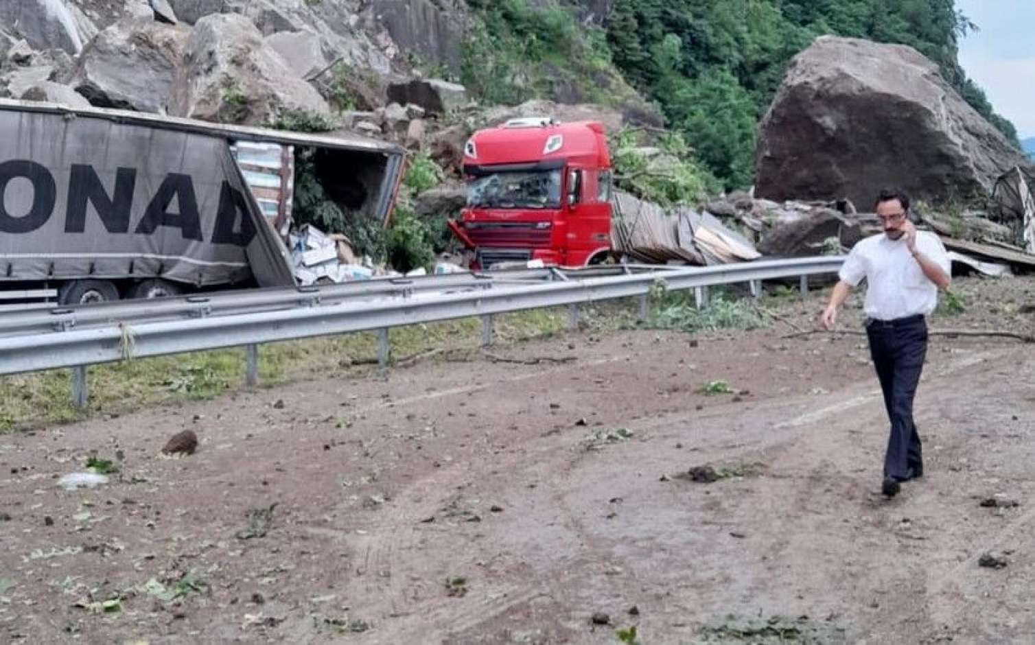 Türkiyədə torpaq sürüşməsi: azərbaycanlı sürücü qayaların altında qalıb öldü -  Anbaan görüntülər