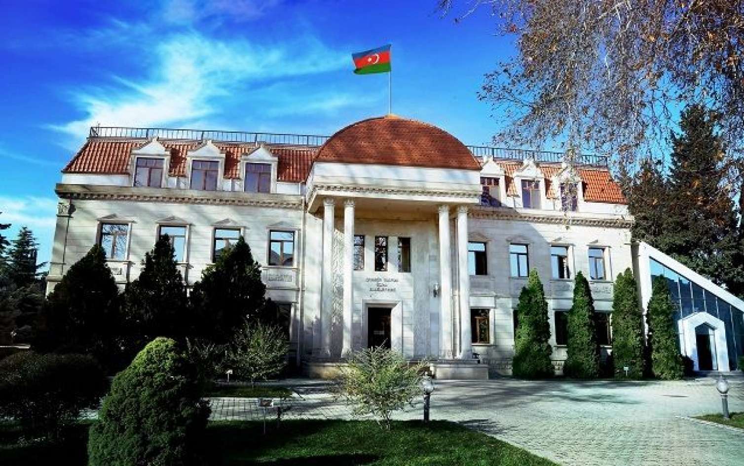 Qazi İcra Hakimiyyəti qarşısında özünü yandırdı  -  Rəsmi açıqlama