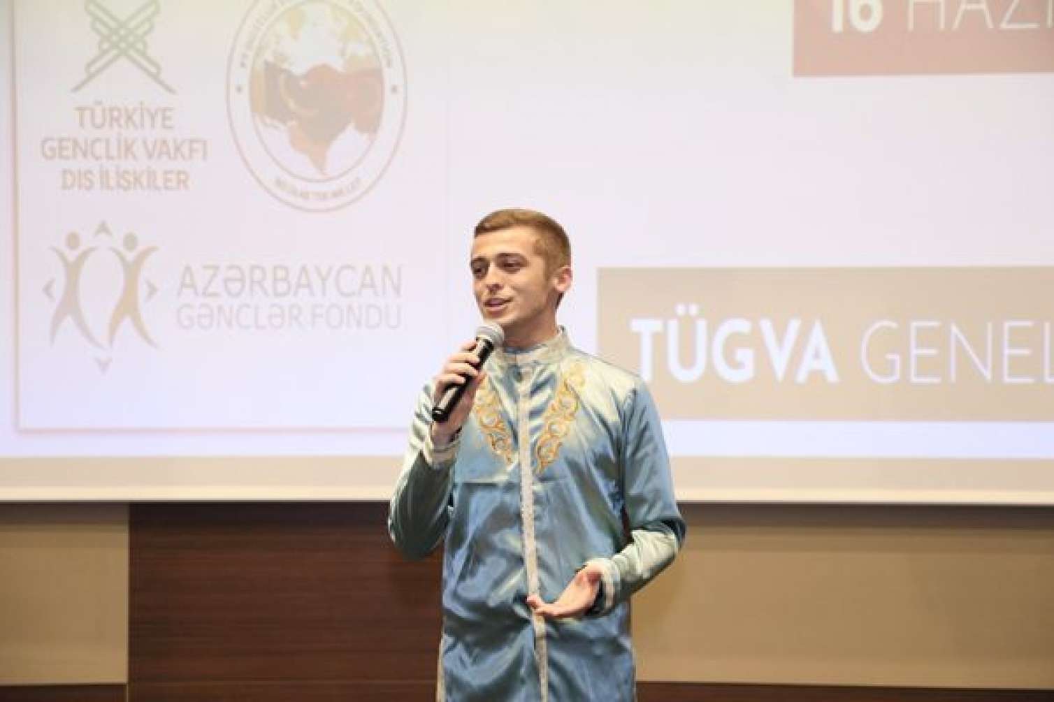 Bənzərsiz səsilə ölkəmizi təmsil edən gənc muğam ifaçısı 