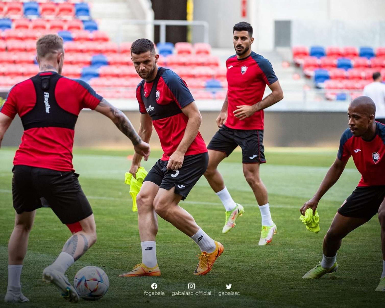 "Qəbələ"nin futbolçusu rəqib oyunçu ilə toqquşdu, dili qatlandı - ANBAAN VİDEO 