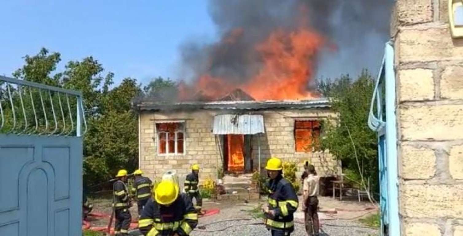 Bərdədə ev yandı, heç nə çıxarmaq olmadı - FOTO 