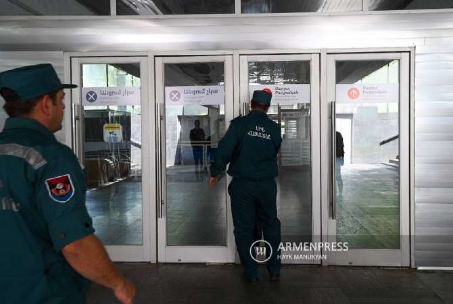 Metro, hava limanı və parlamentə bomba qoyulduğu ilə bağlı xəbərlər yayılır - Ermənistan təşviş içindədir 
