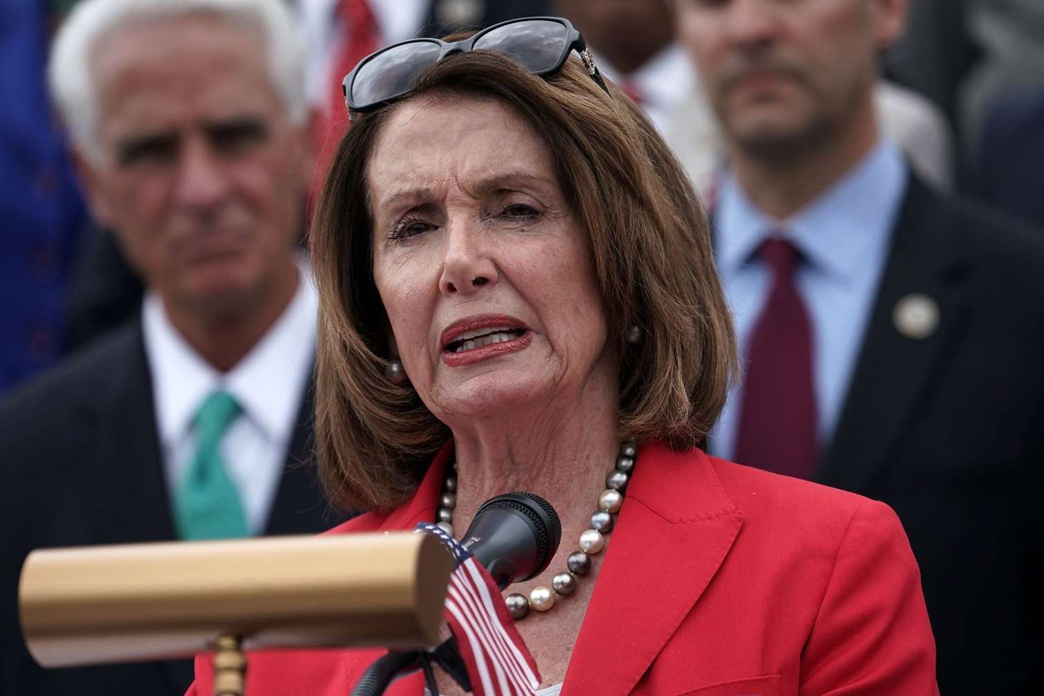 Ermənipərəst Pelosi rəsmi tədbirdə xəsarət aldı  