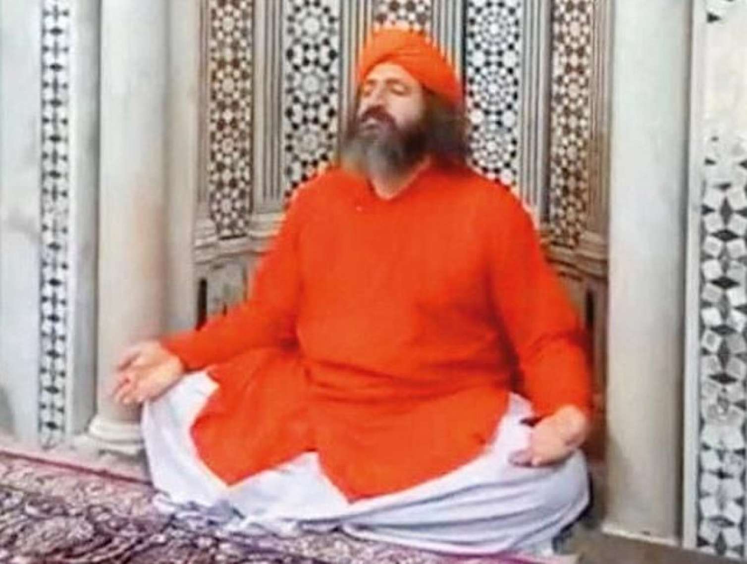 Buddistlərin məsciddə ayin keçirməsi qəzəbə səbəb oldu - FOTO 