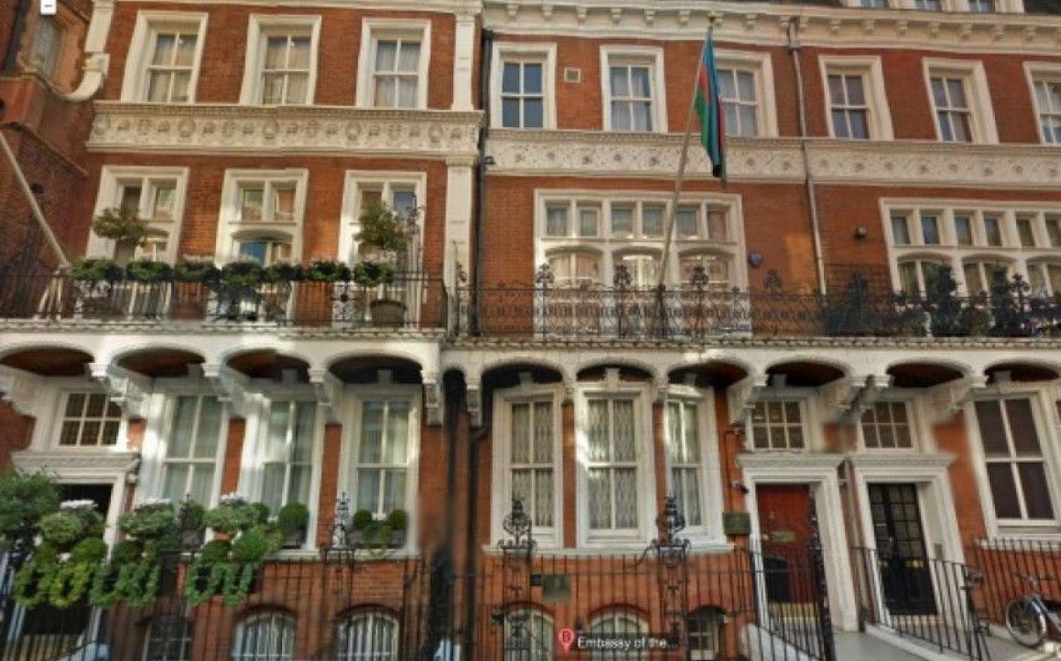 Londondakı səfirliyimiz radikal dini dəstənin hücumuna məruz qaldı - VİDEO 