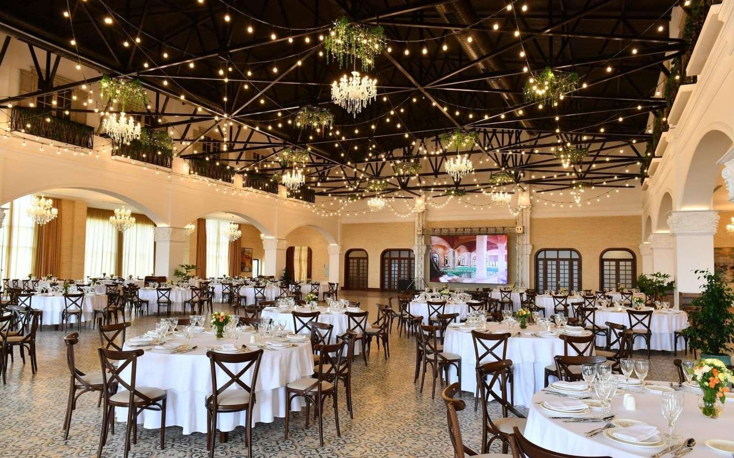 Tanınmış meyxanaçının restoranında BİABIRÇILIQ - VİDEO 