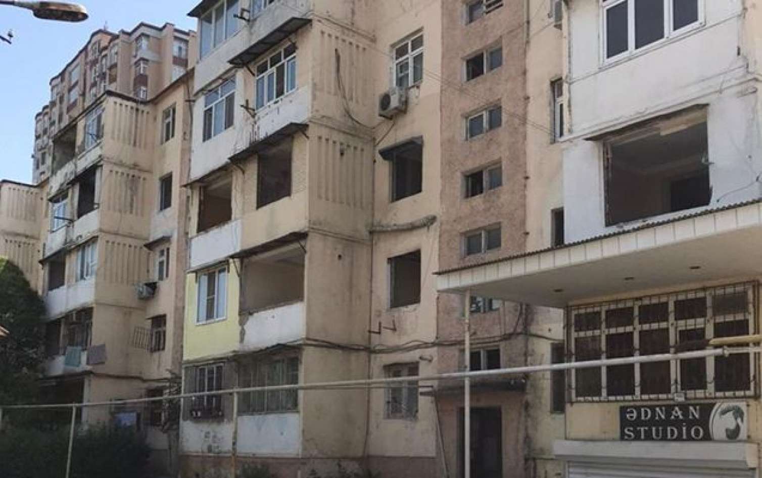 Bakıda yaşayış binası sökülür -  FOTO