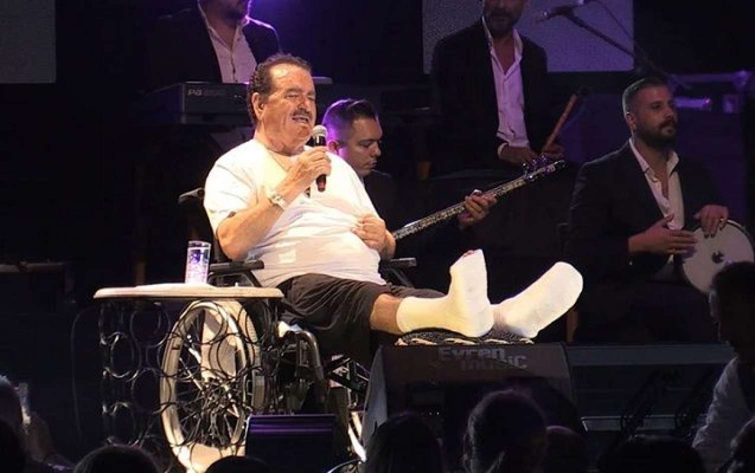Qəzaya düşən İbo əlil arabasında konsert verdi - FOTO 