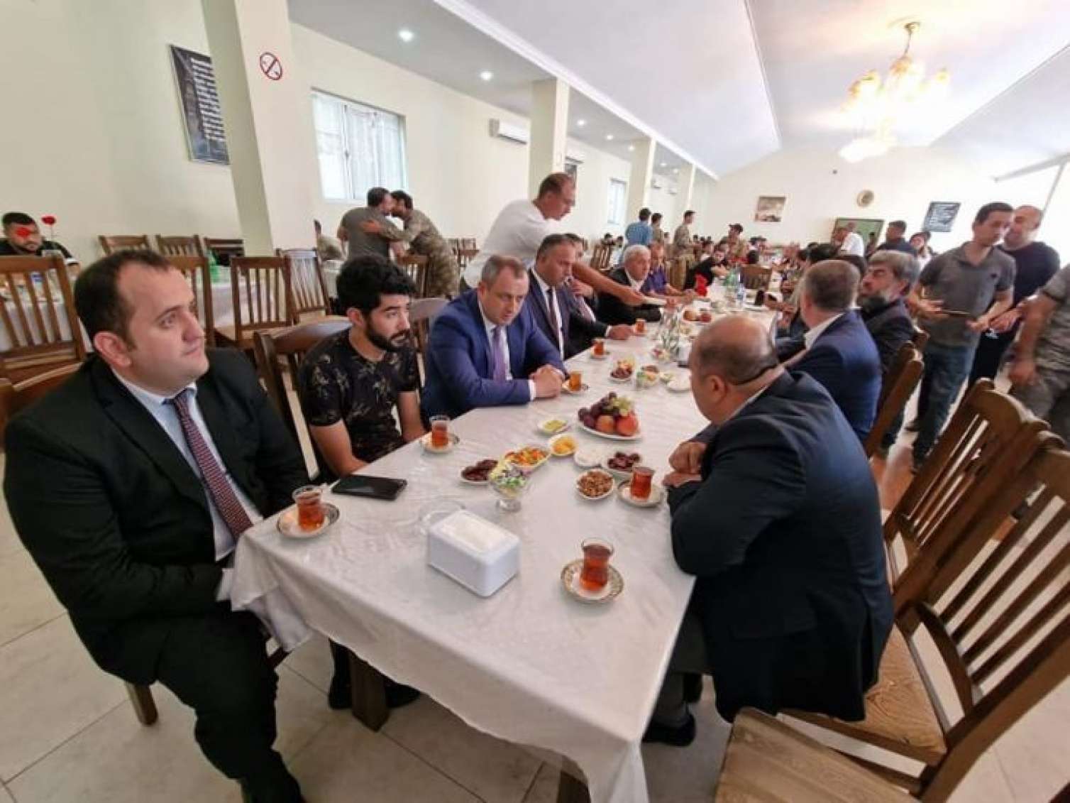 Adil Əliyev şəhidimizin qardaşıyla görüşdü:  “O adamları şiddətlə qınayıram” 