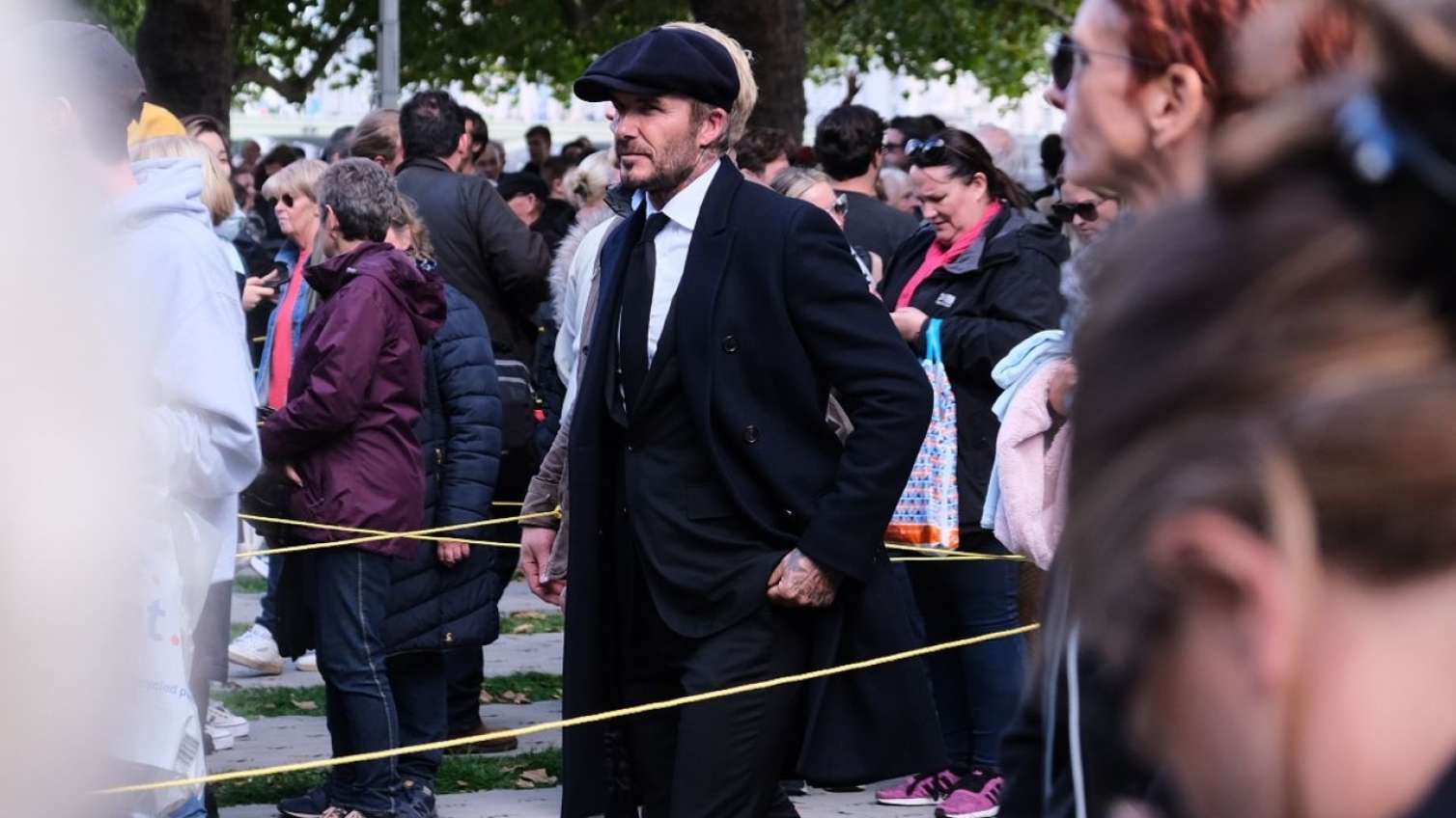 Bekhem kraliçanın tabutunu görmək üçün 12 saat növbə gözlədi - FOTO 
