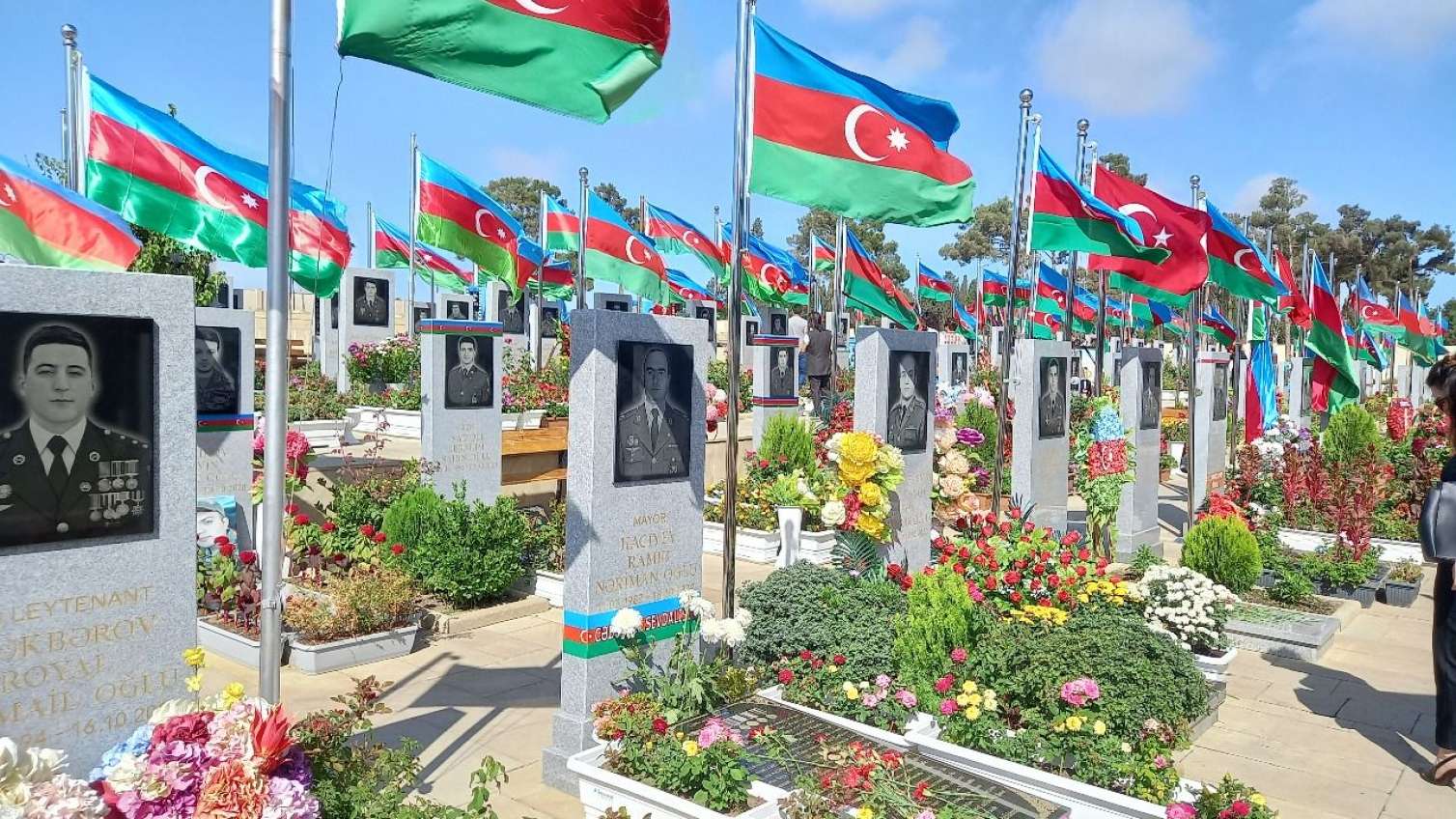 Məzar daşlarındakı diri təbəssümlər - Şəhidlər Xiyabanından REPORTAJ 