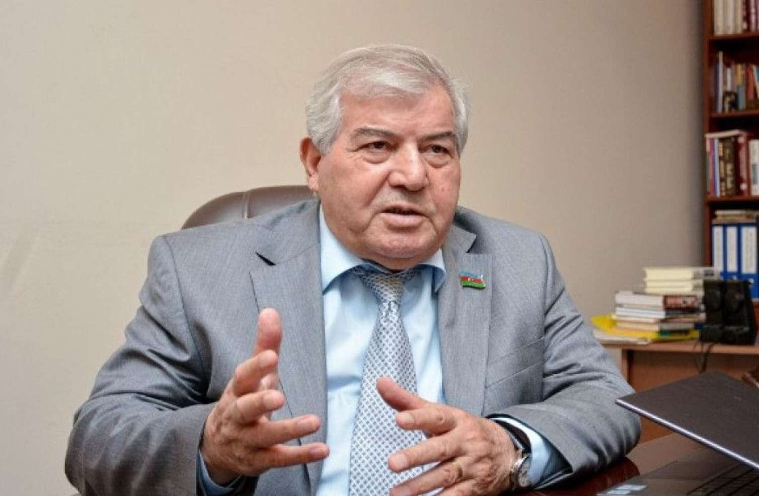 Valideynlər rusdilli məktəb üçün “yaxasını cırır” - Xalq şairi