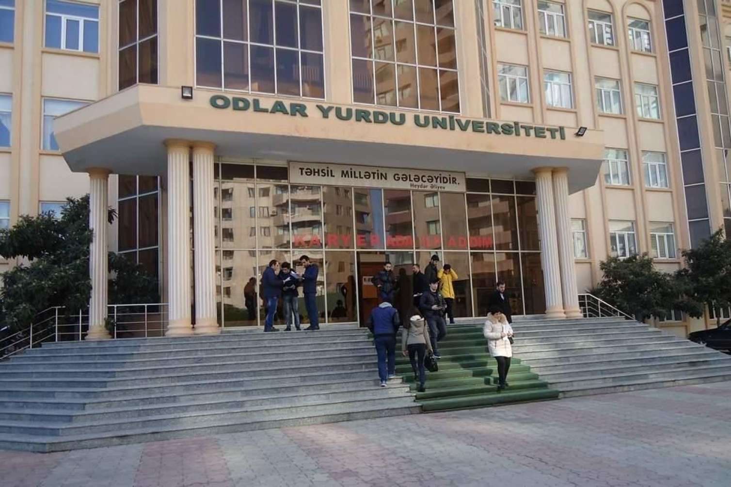 "Tələbələrin ayaq üstə qidalanması daha gözəl görünür” -  Universitetdən açıqlama- Yenilənib-VİDEO