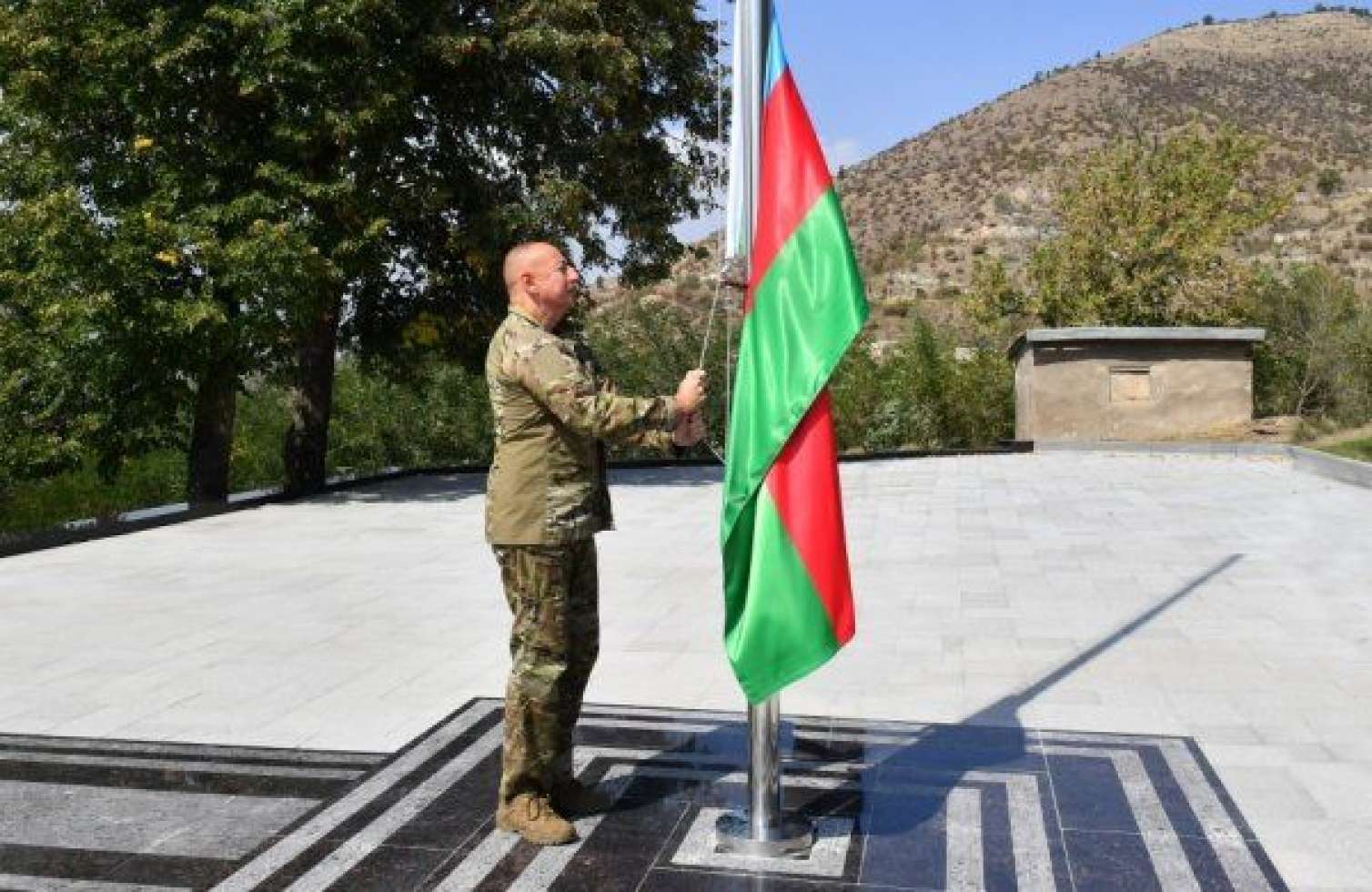 İlham Əliyev Laçın şəhərində bayrağımızı ucaltdı - FOTO 