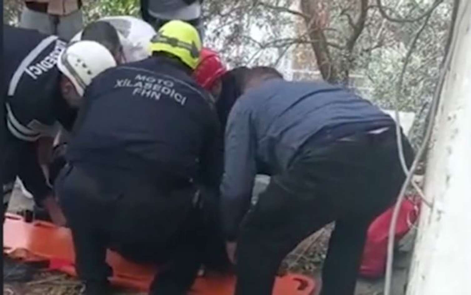 13 yaşlı uşaq binadan yıxıldı -  VİDEO