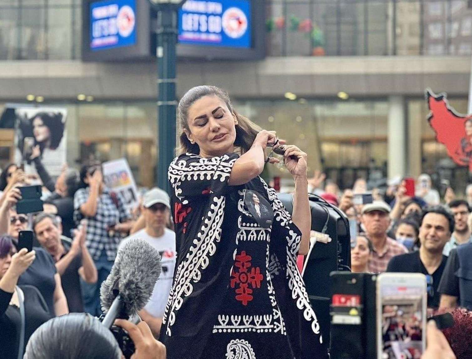 "İran qadınların cəhənnəminə çevrilib" - Məhsa Mehdili son hadisələri şərh edir 