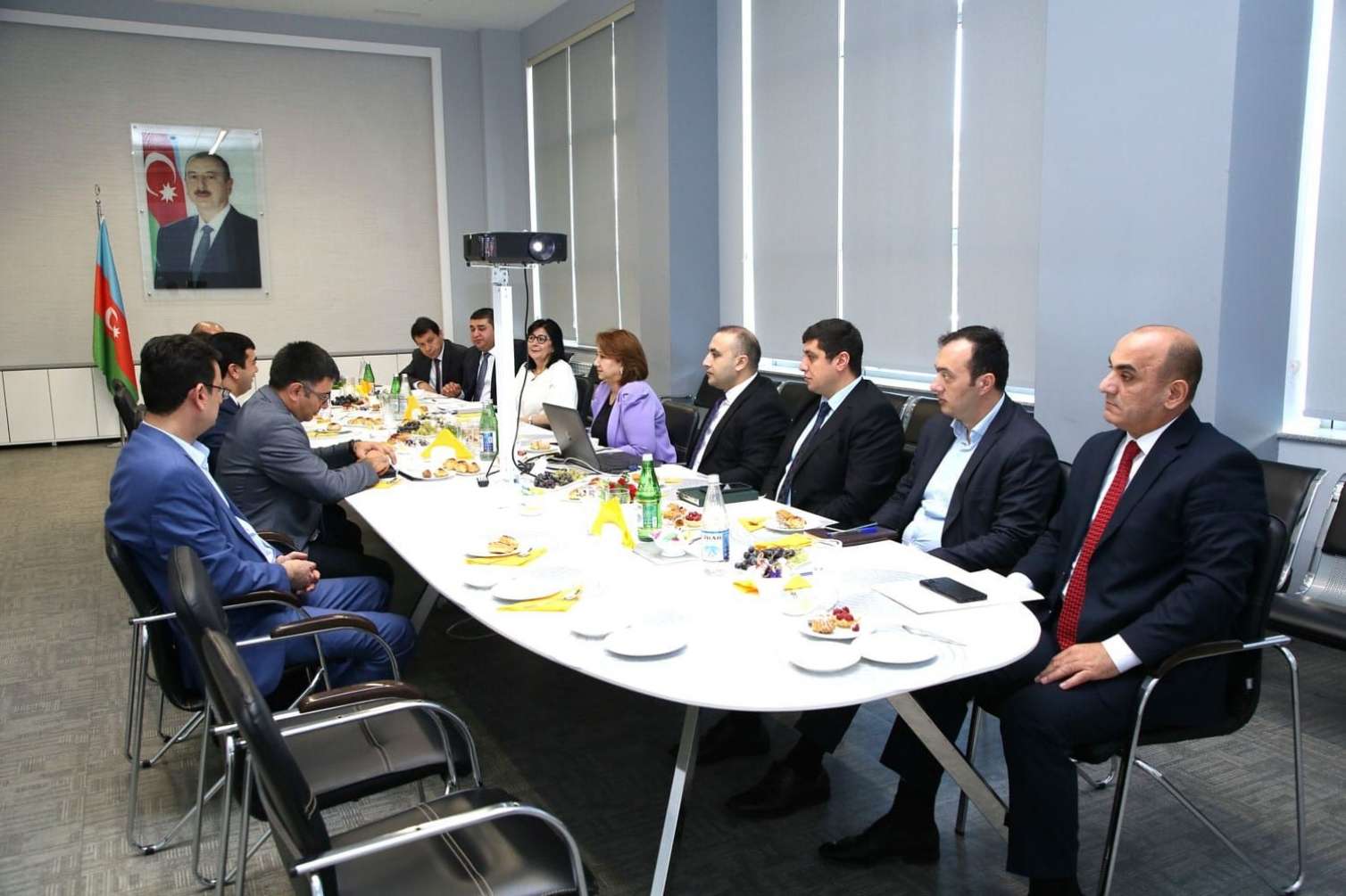 Məktəblərin payız-qış mövsümünə hazırlığı ilə bağlı görüş keçirildi - FOTO 