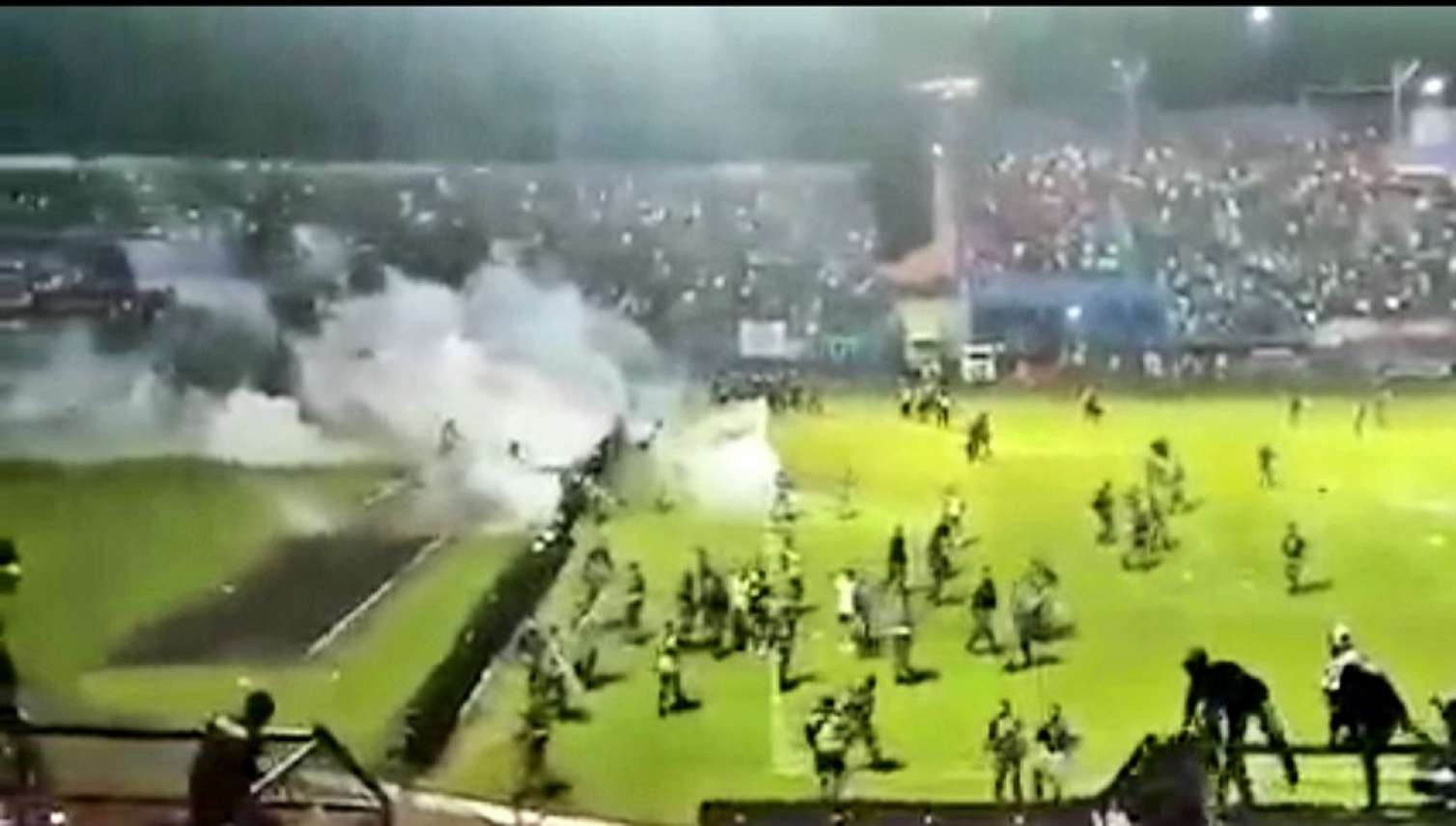 İndoneziyada futbol matçında faciə: 174 nəfər öldü -  VİDEO