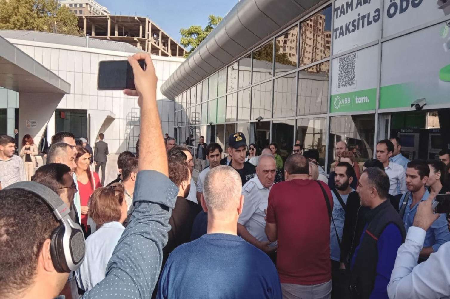 Dəmiryolu Vağzalında dəhşətli sıxlıq: sərnişinlər etiraza qalxdı -  FOTO-VİDEO
