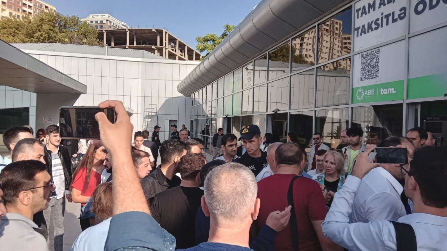 Dəmiryolu Vağzalında dəhşətli sıxlıq: sərnişinlər etiraza qalxdı -  FOTO-VİDEO