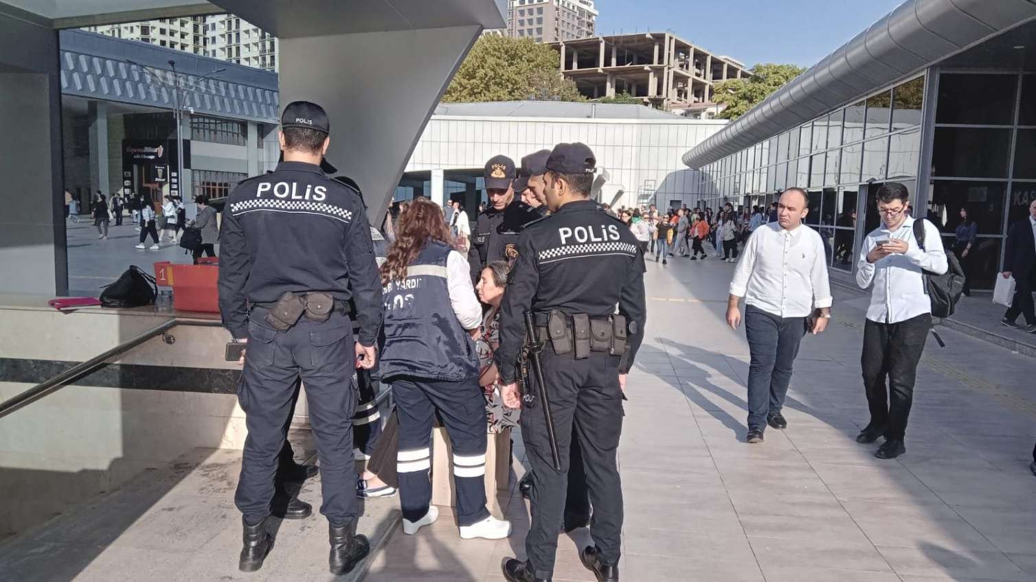 Dəmiryolu Vağzalında dəhşətli sıxlıq: sərnişinlər etiraza qalxdı -  FOTO-VİDEO