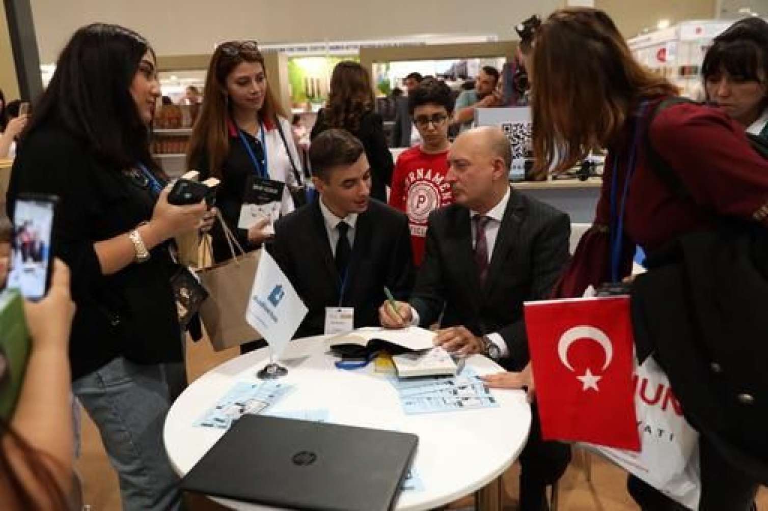 Beynəlxalq Kitab Sərgisində Varislə görüş keçirildi - FOTO 