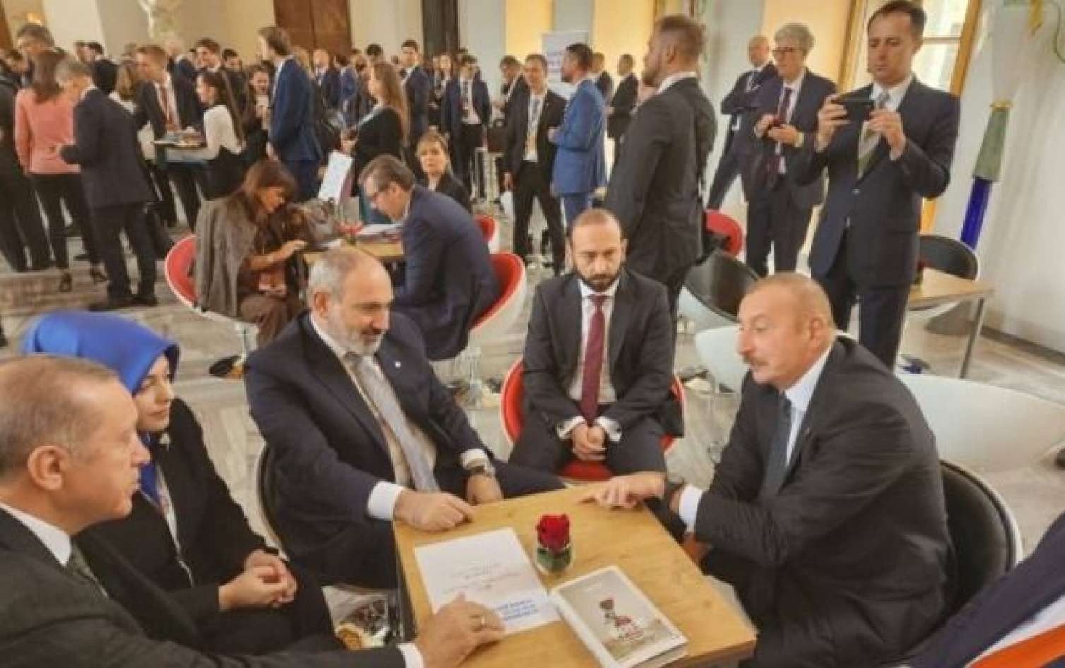 Prezidentlərin görüşündə masaya qoyulan kitab nəyə işarə edir? - FOTO 